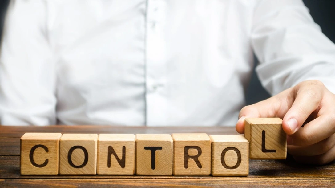 통제를 상징하는 control 블록 이미지